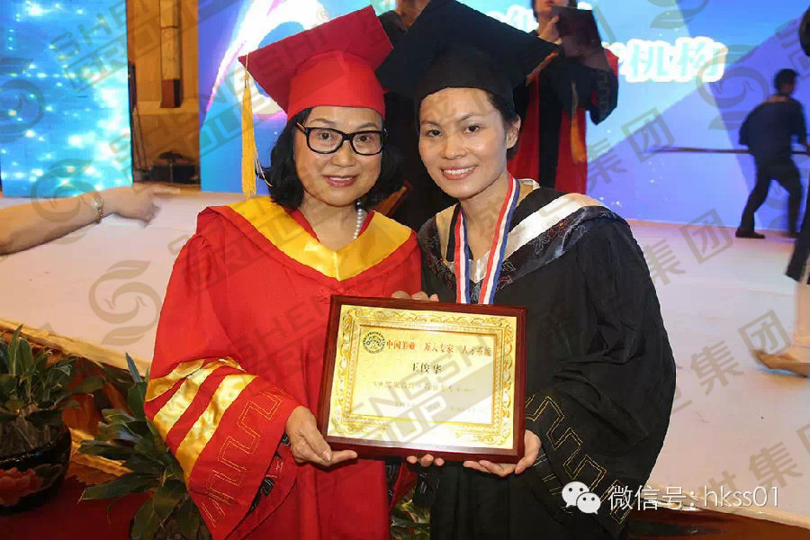 中國SPA協會永久名譽會長馮華博士與王俊華總裁合影。